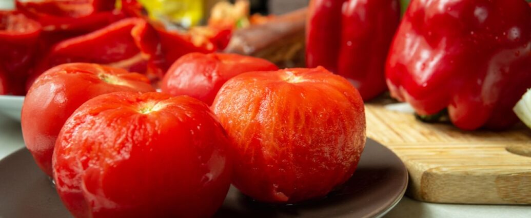 Pomidory obrane ze skórki na brązowym talerzu, gotowe do przygotowania potrawy