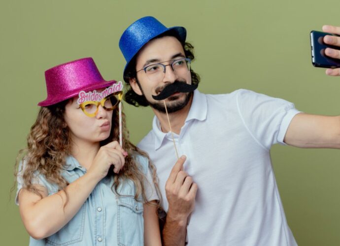 Szczęśliwa para w przebraniach w fotobudce