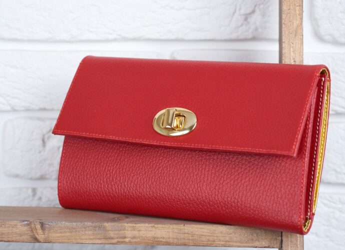 Czerwony portfel damski ze skóry, ze złotym zapięciem