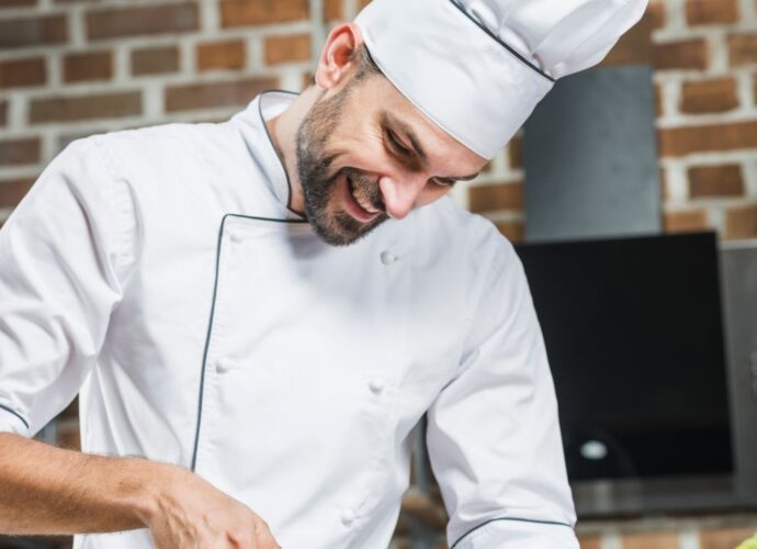 Kucharz w odpowiedniej odzieży gastronomicznej. Gdzie kupić taką odzież?