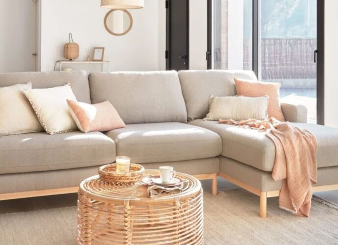 Sofa w kolorze ecru w eleganckim salonie w nowoczesnym stylu
