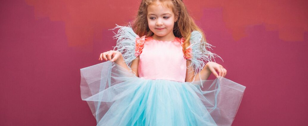 Dziewczynka w eleganckiej sukience tiulowej