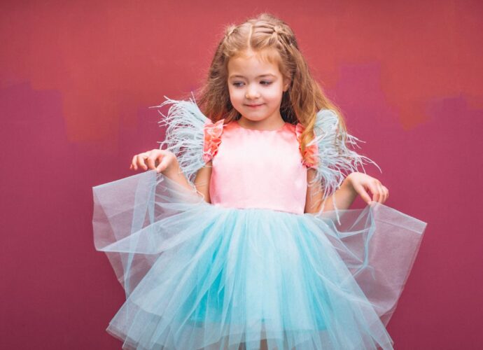 Dziewczynka w eleganckiej sukience tiulowej