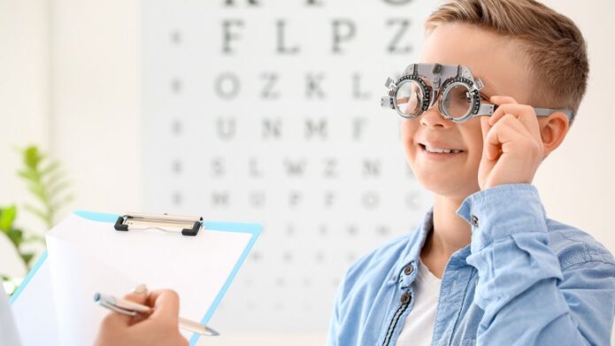 Chłopczyk w czasie badania wzroku u okulisty