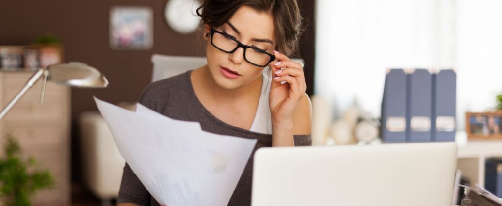 Doradca podatkowy - księgowa analizuje faktury