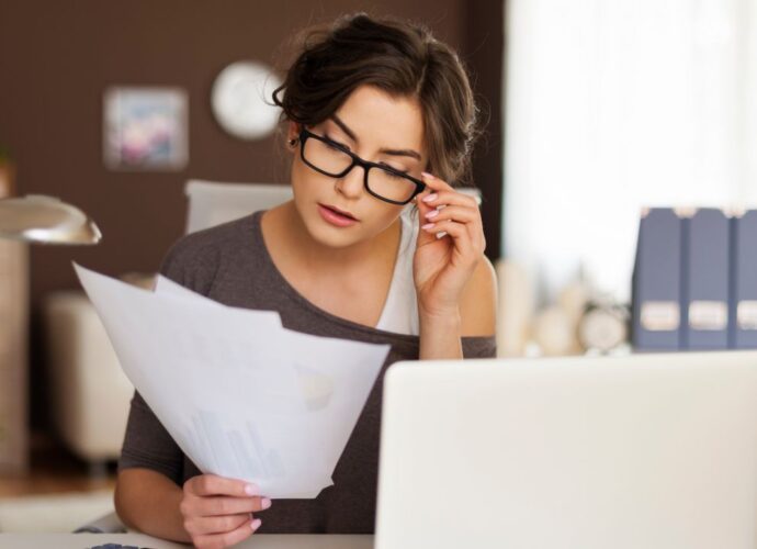 Doradca podatkowy - księgowa analizuje faktury