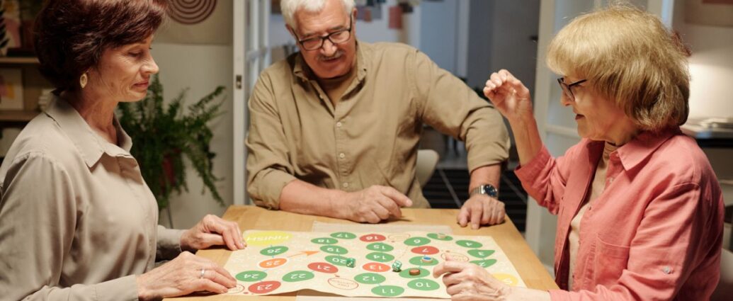 Seniorzy grają w gry planszowe