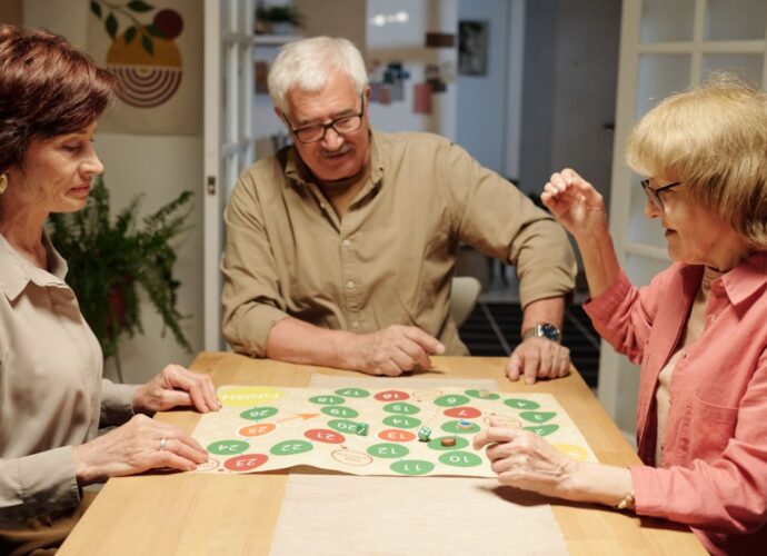 Seniorzy grają w gry planszowe