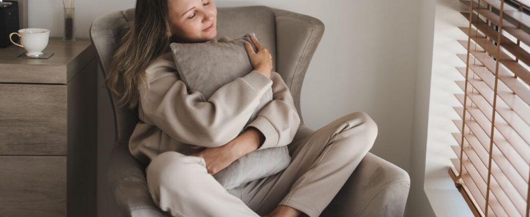 Dziewczyna relaksuje się w wygodnym fotelu typu uszak