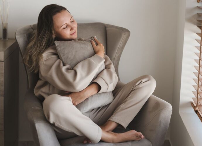 Dziewczyna relaksuje się w wygodnym fotelu typu uszak