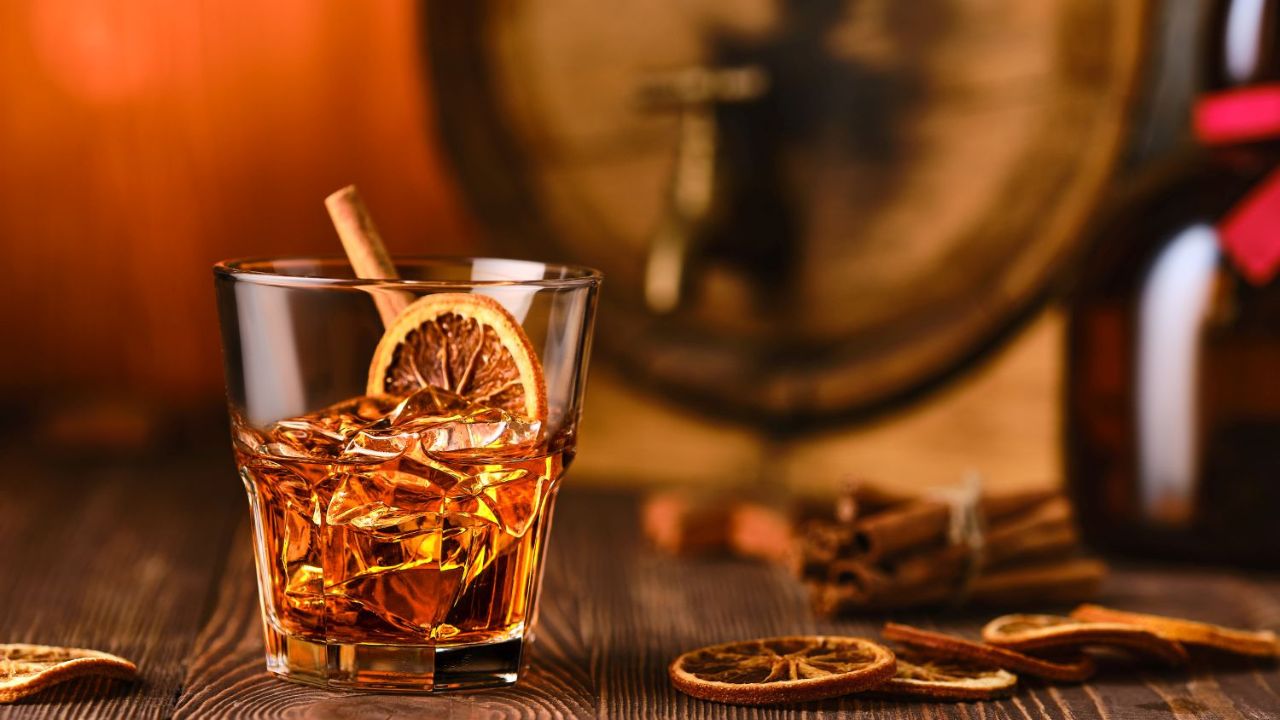 Whisky z dodatkiem cynamonu, goździków i suszonej pomarańczy