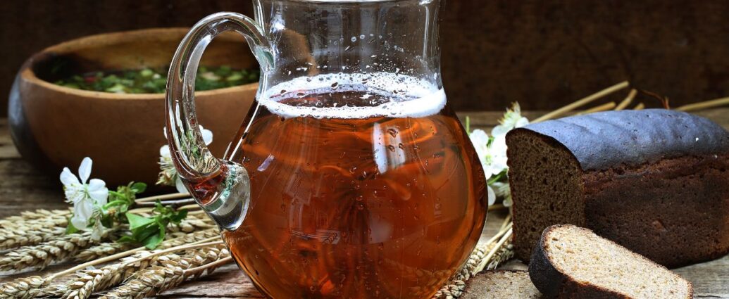 Dzbanek z kwasem chlebowym oraz składniki do przygotowania napoju - chleb i drożdżedże