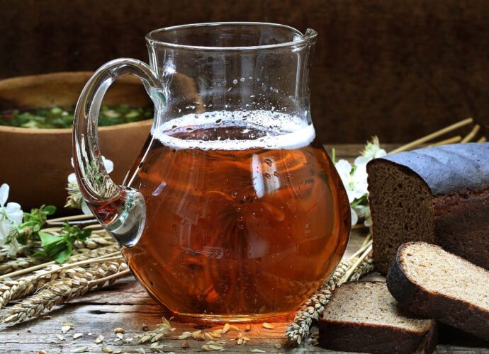 Dzbanek z kwasem chlebowym oraz składniki do przygotowania napoju - chleb i drożdżedże