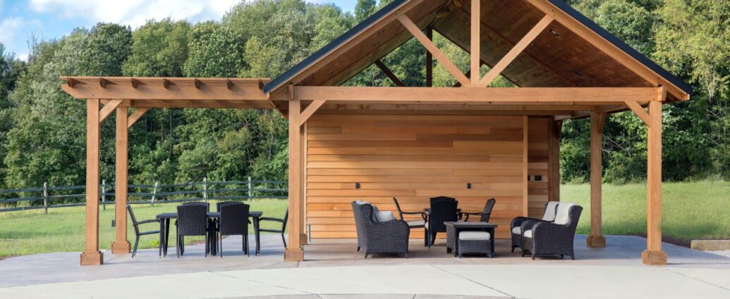 Kuchnia grillowa do ogrodu z zadaszeniem wykonana z drewna