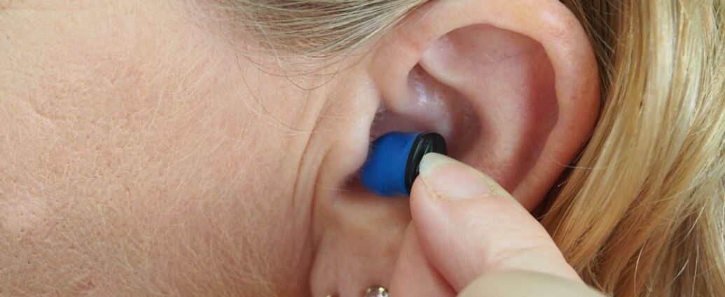 Kobieta stosuje ochronnik słuchu
