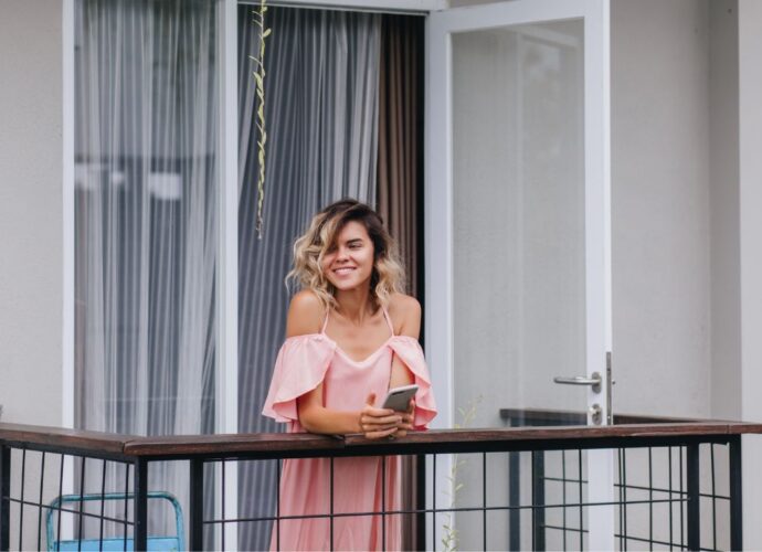 Młoda kobieta stoi na balkonie