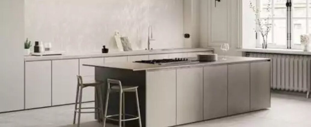 Nowoczesna białą kuchnia wykończona płytkami