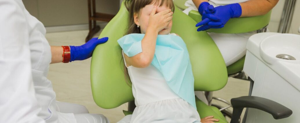 Dziewczynka na fotelu stomatologicznym