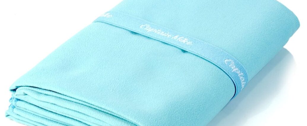 Błękitny ręcznik plażowy poskładany w kostkę