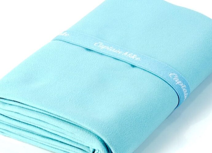 Błękitny ręcznik plażowy poskładany w kostkę