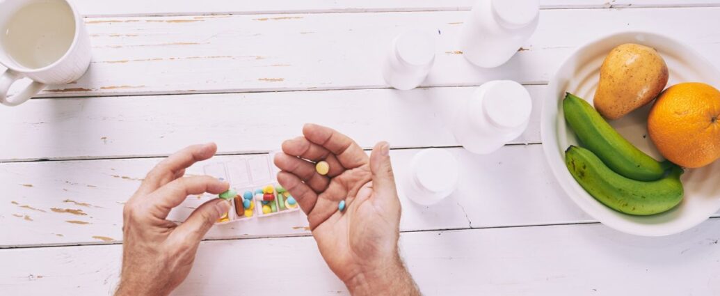 Suplementy diety w dłoniach mężczyzny