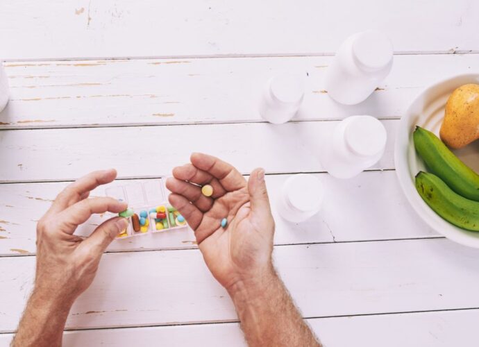 Suplementy diety w dłoniach mężczyzny
