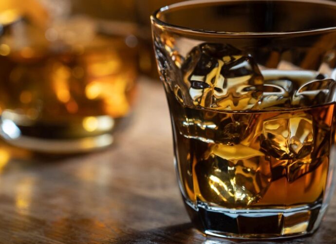 Szklaneczka whisky bez lodu