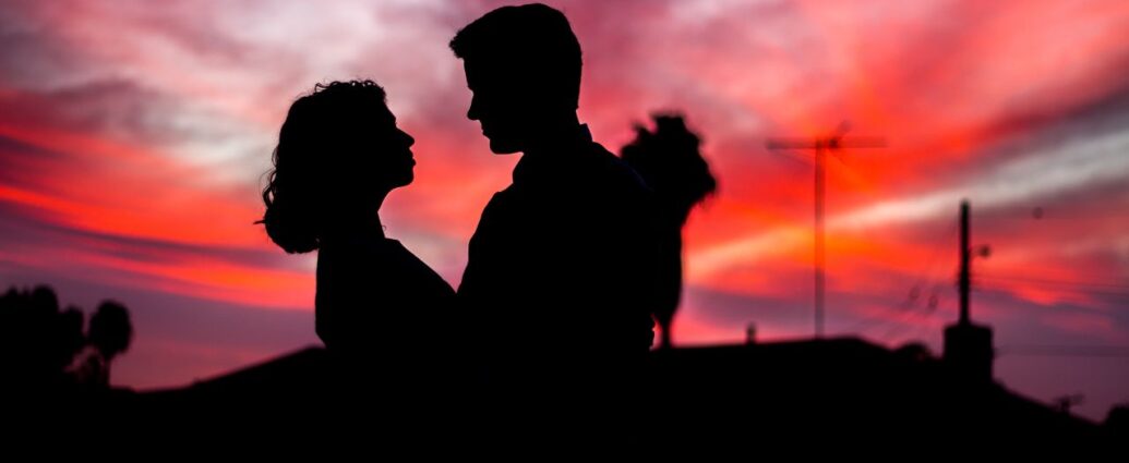 Zakochana para na tle wieczornego nieba