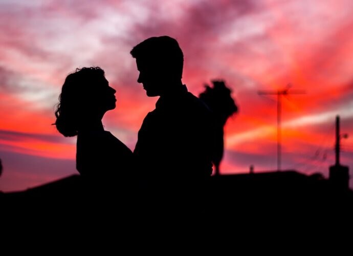 Zakochana para na tle wieczornego nieba