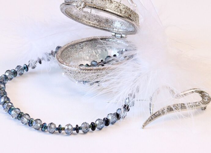 Naszyjnik w srebrnym puzderku - piękny prezent na gwiazdkę dla narzeczonej