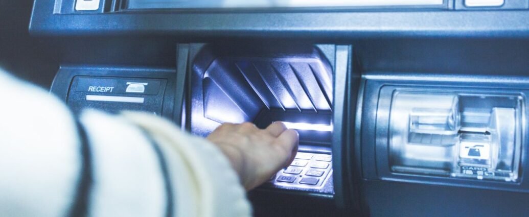 Kobieta korzysta z boksu kasowego