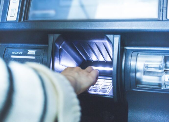 Kobieta korzysta z boksu kasowego