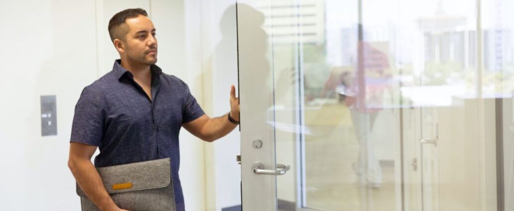 Szklana kabina w pomieszczeniu