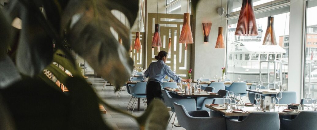 Stylowe wnętrze nowoczesnej restauracji