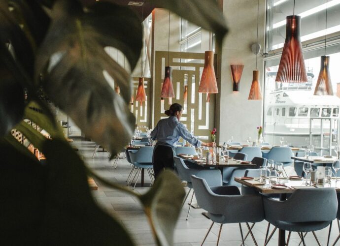 Stylowe wnętrze nowoczesnej restauracji