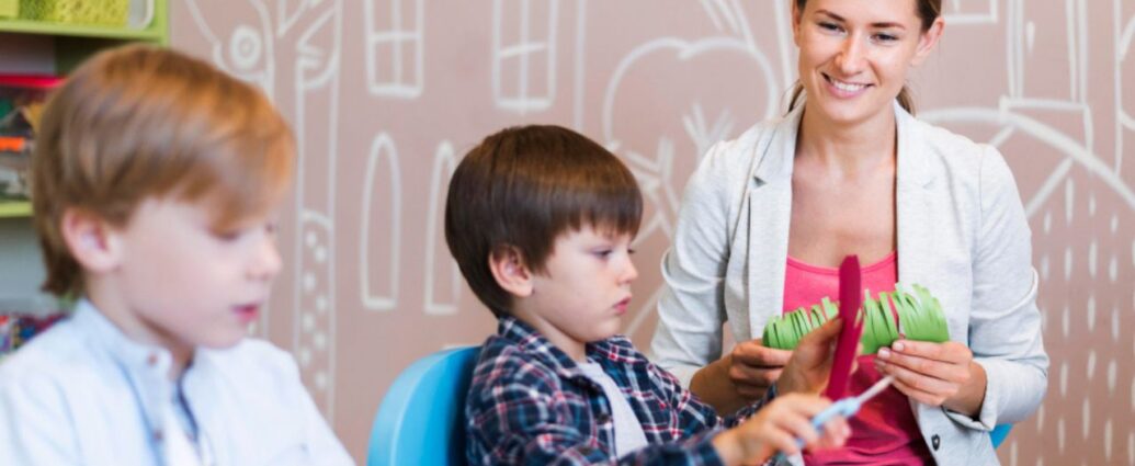 Dzieci przygotowują upominek dla nauczyciela przedszkola