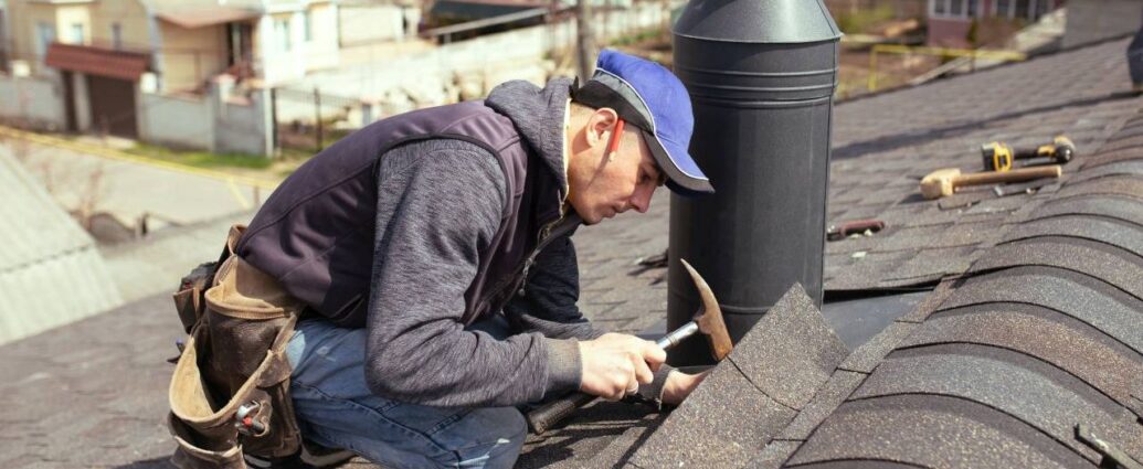 Fachowiec montuje pokrycie dachowe