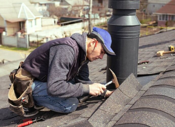 Fachowiec montuje pokrycie dachowe