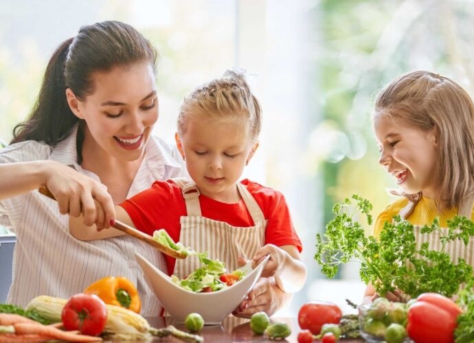 Mamy przygotowuje zdrowy posiłek z córkami