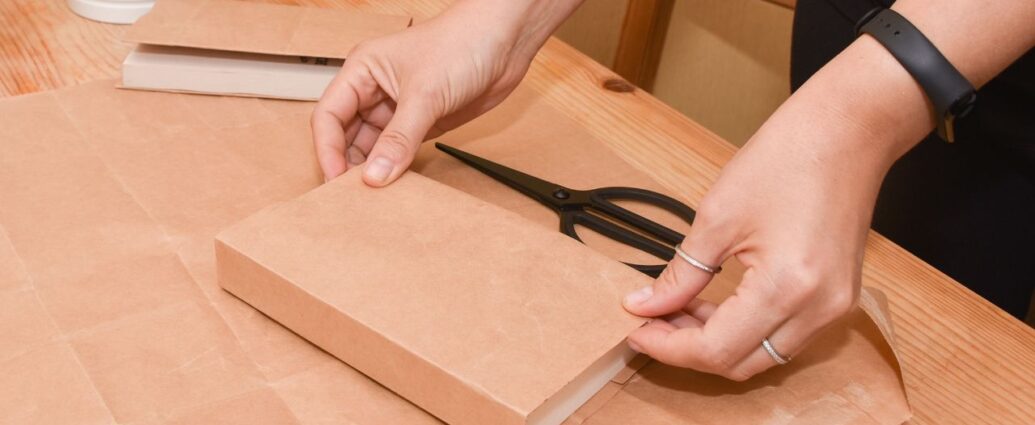 Oprawienie książki w ekologiczną okładkę z szarego papieru