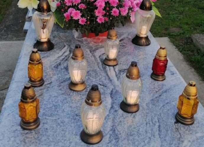 Szklane znicze z wymiennymi wkładami na granitowym nagrobku