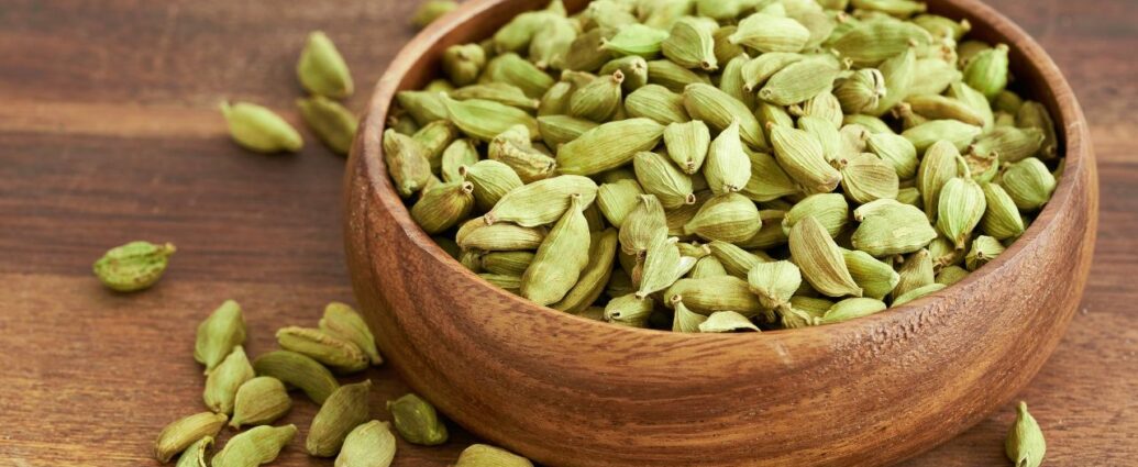 Kardamon, czyli królowa przypraw w drewnianej miseczce
