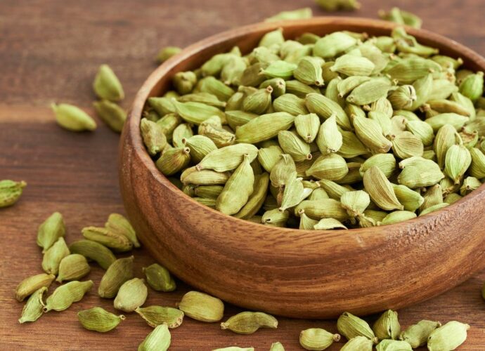 Kardamon, czyli królowa przypraw w drewnianej miseczce