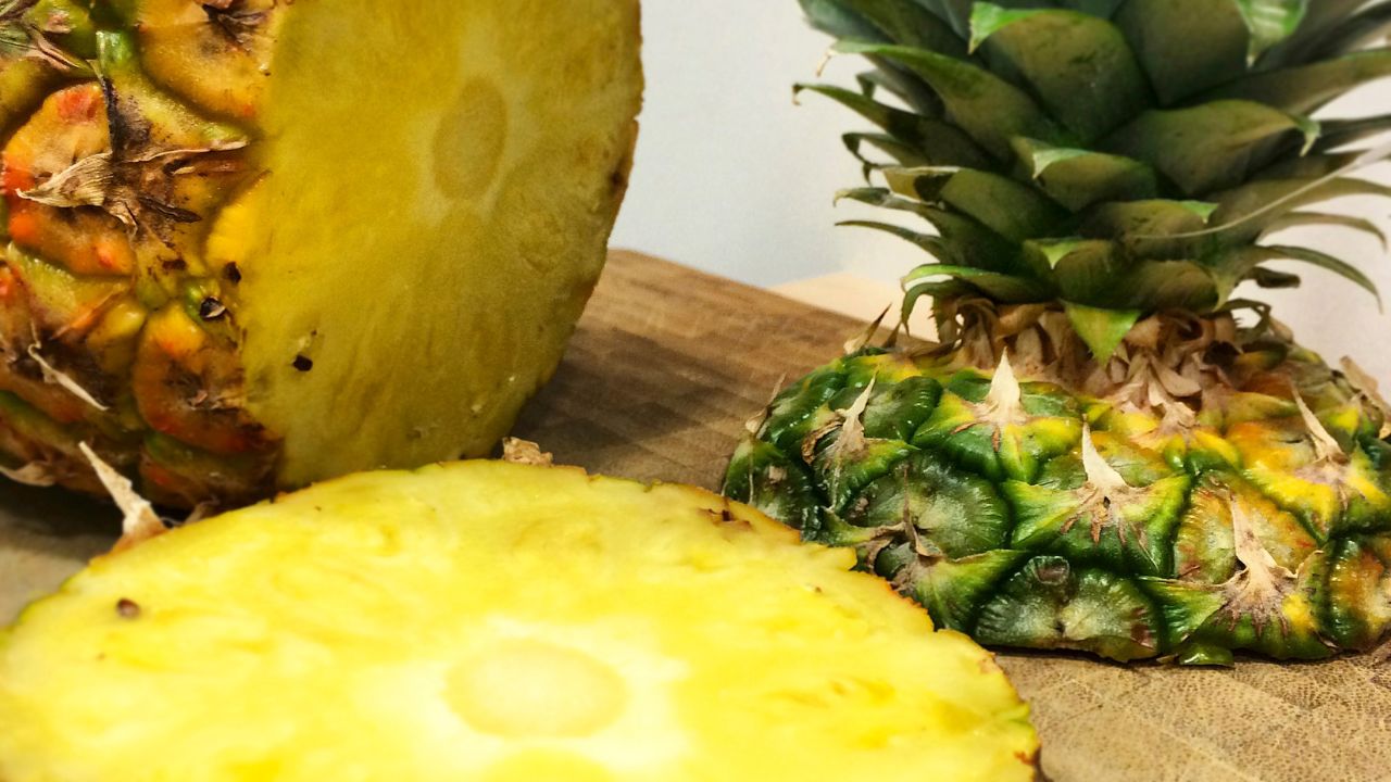 Ananas ze skórką z odkrojonym pióropuszem