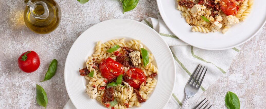 Makaron z serem feta i pomidorami. Przepis z TikToka