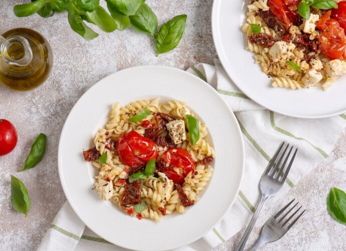 Makaron z serem feta i pomidorami. Przepis z TikToka