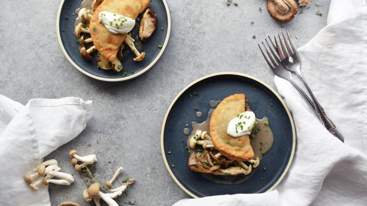 Pieczone pierogi podane  z dodatkiem grzybów