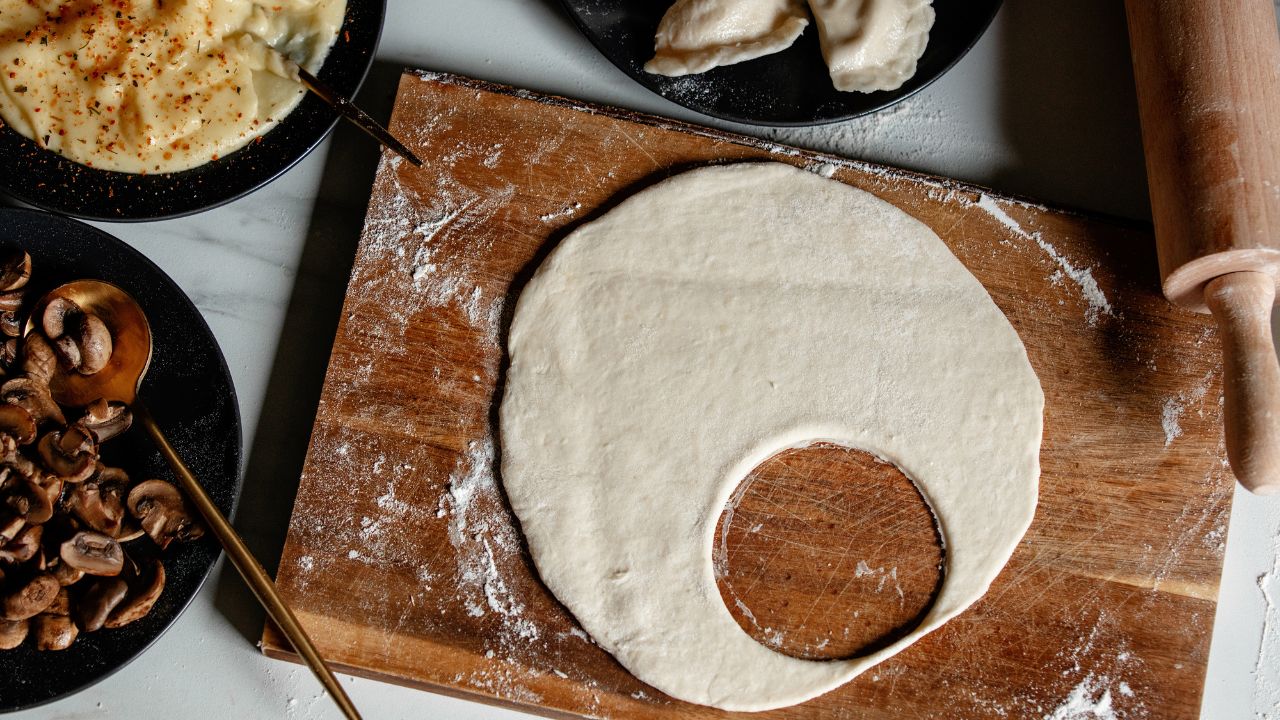 Świeże smażone grzyby przygotowane jako nadzienie do pierogów