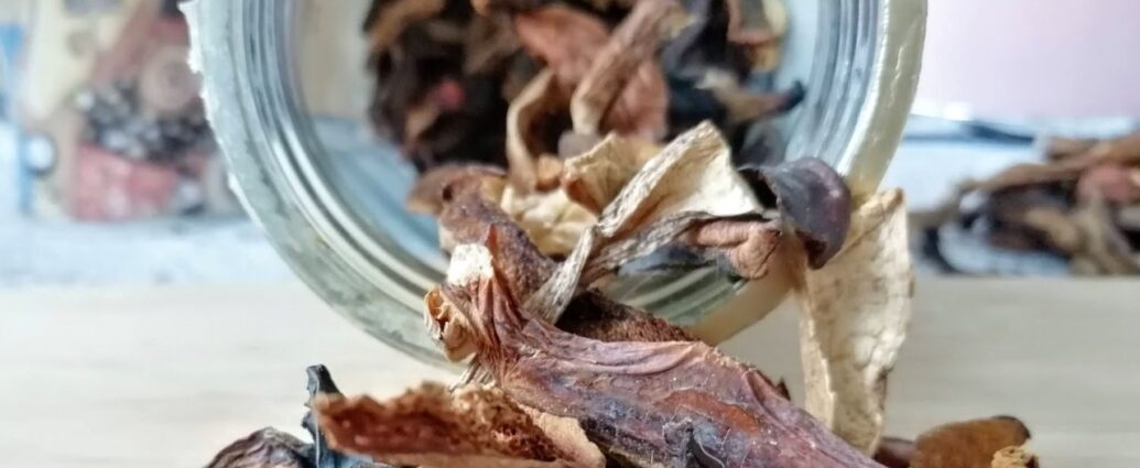 Suszone grzyby wysypane ze szklanego słoika