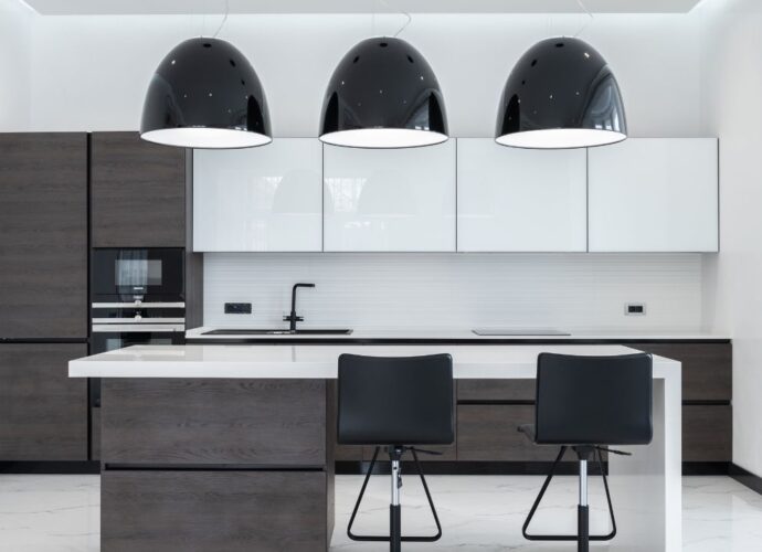 Nowoczesna kuchnia zaaranżowana na biało z czarnymi dodatkami